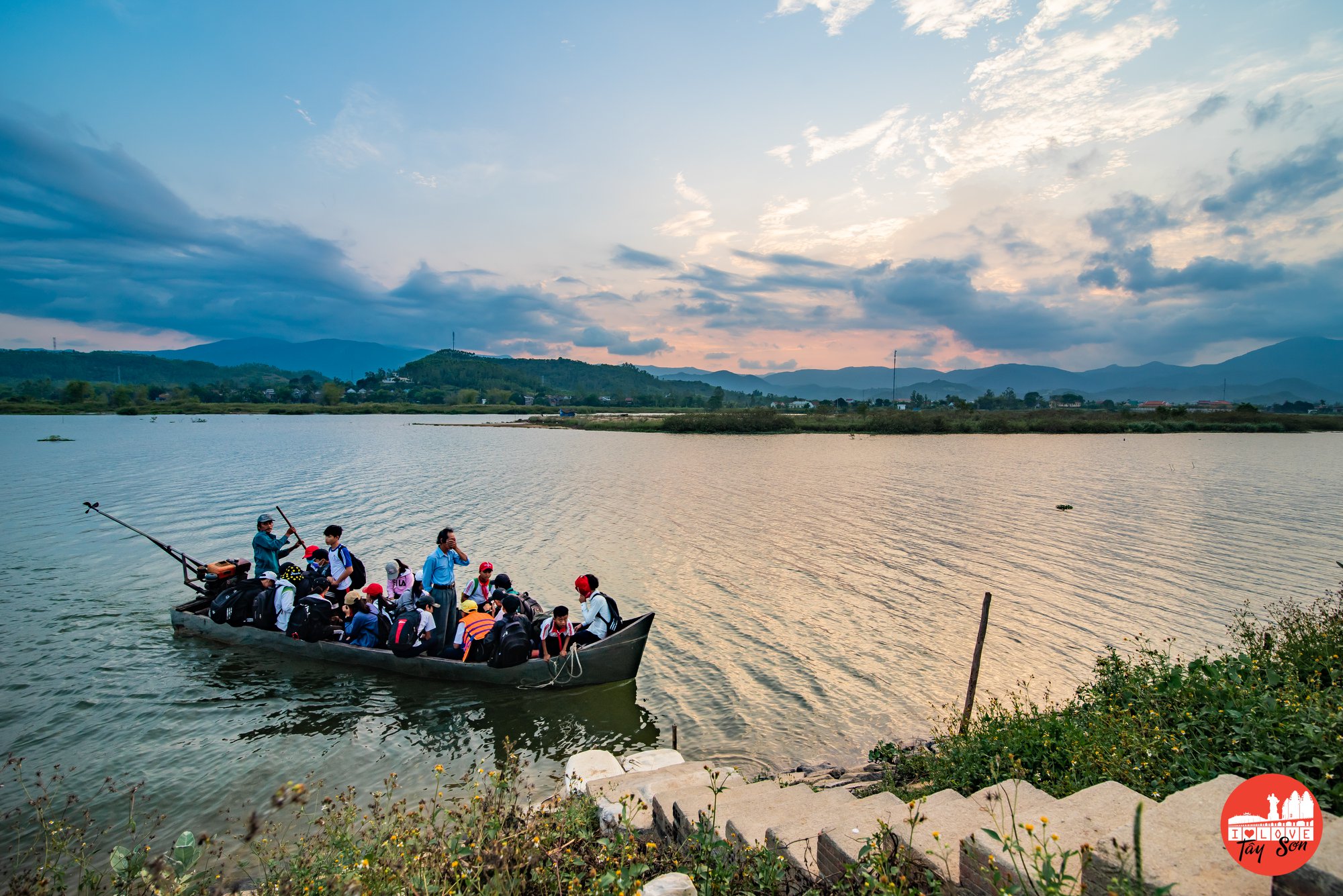 Bên bờ sông côn